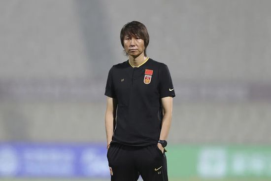 王霜与热刺女足的合约将持续到2026年，她将身披77号球衣为热刺女足一队效力。